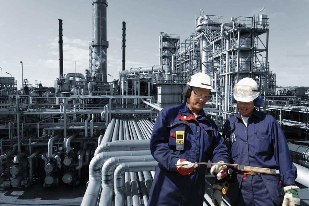 خدمات نگهداری و تعمیرات تأسیسات و شناورهای نفتی (O&M)
